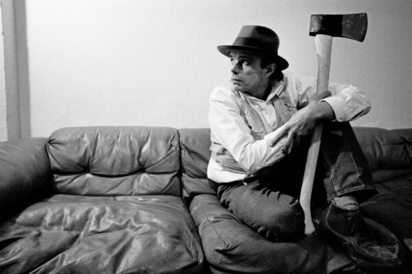 Chi è Joseph Beuys, il performer che amava la terra e l’utopia Chi è Joseph Beuys, il performer che amava la terra e l’utopia