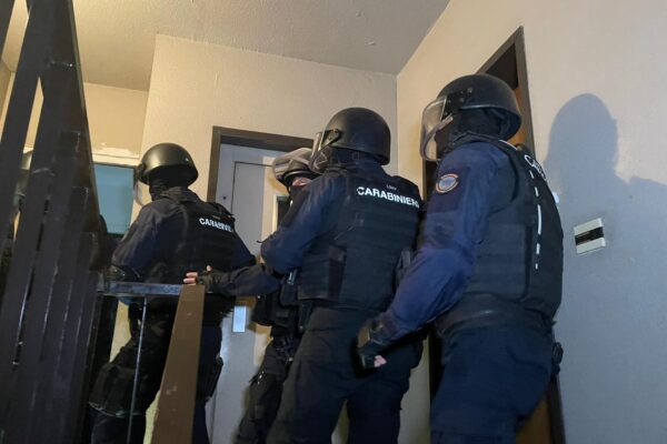 Tor Bella Monaca, nuovo scacco ai clan: in manette 35 persone Tor Bella Monaca, nuovo scacco ai clan: in manette 35 persone