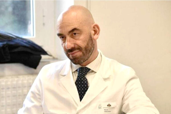 Covid, Bassetti: “Si preoccupano di più i giornali, ospedali scarichi” E sui timori dei presidi: “Pensino alla scuola e lascino ai medici il loro lavoro”