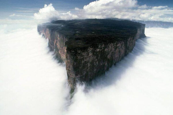 Il segreto del Monte Roraima: la vetta più misteriosa e inesplorata del mondo Il segreto del Monte Roraima: la vetta più misteriosa e inesplorata del mondo