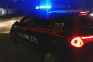 Rapina e accoltella un 23enne, i carabinieri lo arrestano in pochi minuti: nelle tasche aveva ancora l’arma insanguinata