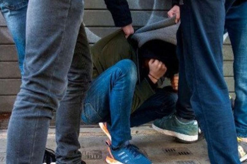 Accoltellato a 15 anni con una ‘spedizione punitiva’, arrestati due 18enni del branco