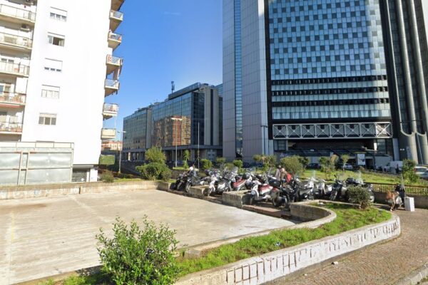 Napoli, spari al Centro Direzionale: i feriti fuggono prima dell’arrivo della polizia