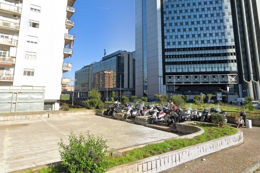 Napoli, spari al Centro Direzionale: i feriti fuggono prima dell’arrivo della polizia