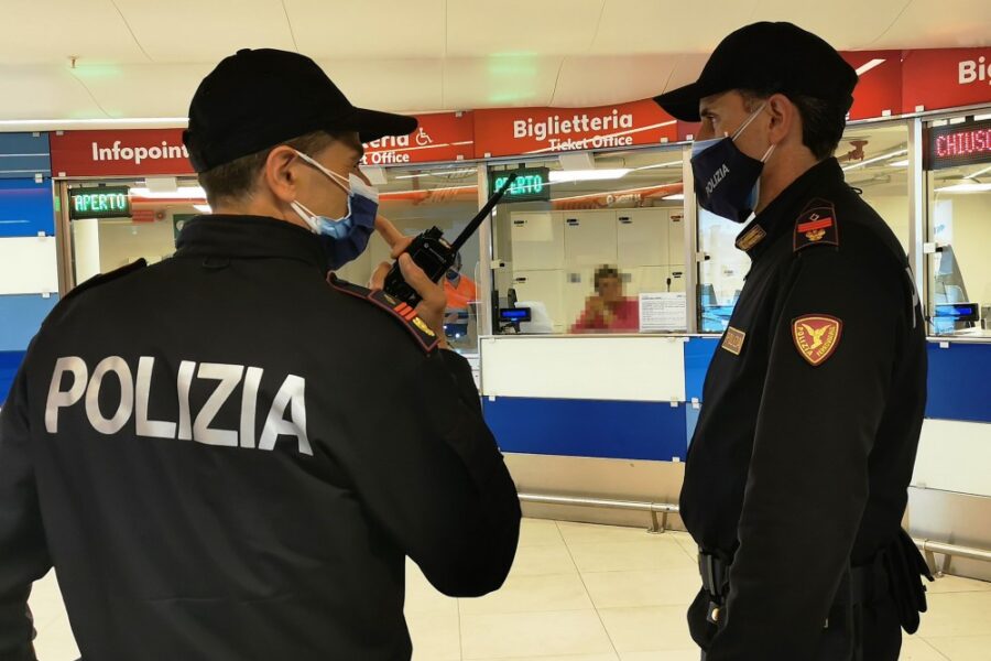 Napoli, biglietti falsi venduti ai pendolari: la truffa nella stazione di Piazza Amedeo