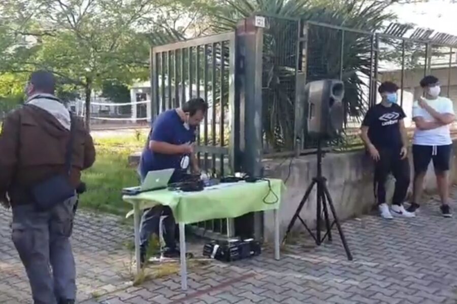 Uova contro i manifestanti anti-camorra a Ponticelli: “Siamo sulla strada giusta”