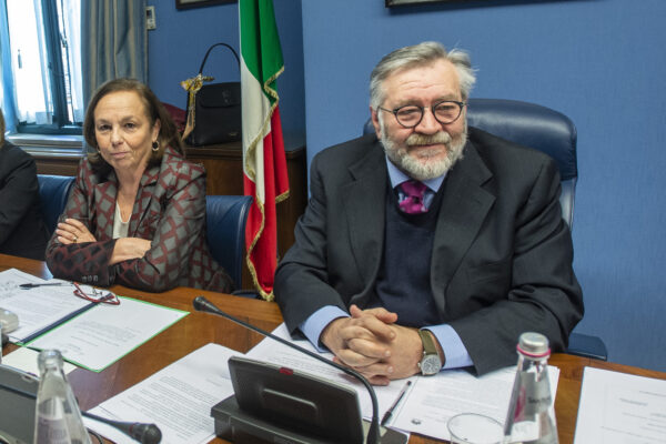 Copasir, il leghista Volpi si dimette da presidente: la mossa di Salvini che chiede un nuovo Comitato