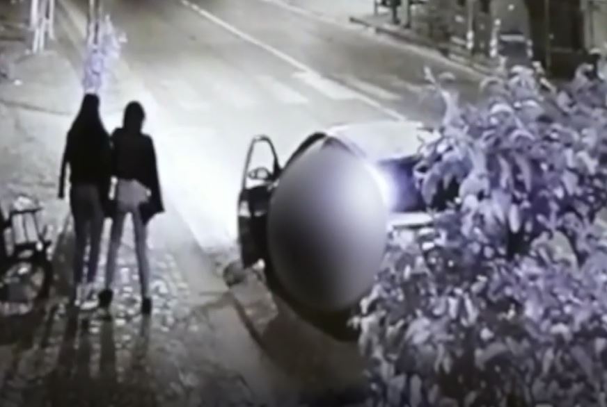 Spaventa e rapina due ragazzine, carabiniere vede tutto dalla finestra e lo fa arrestare