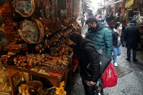 Negozi del centro storico “vietati” ai croceristi: la protesta dei bottegai