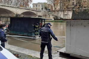 Selfie sul Tevere, 31enne precipita dal ponte: è ricoverato in gravi condizioni Selfie sul Tevere, 31enne precipita dal ponte: è ricoverato in gravi condizioni