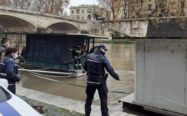 Selfie sul Tevere, 31enne precipita dal ponte: è ricoverato in gravi condizioni