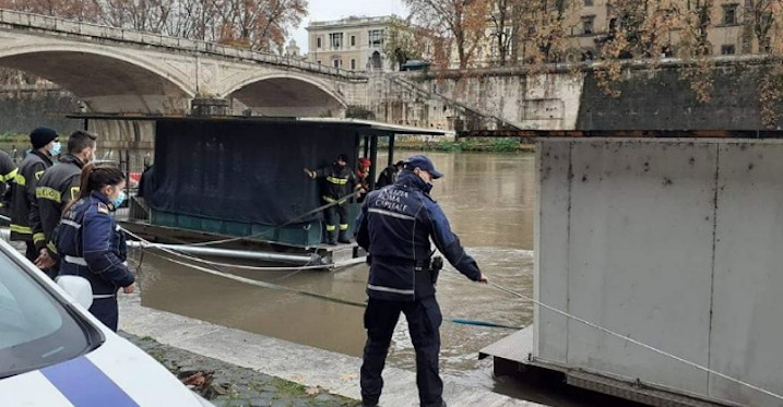 Selfie sul Tevere, 31enne precipita dal ponte: è ricoverato in gravi condizioni