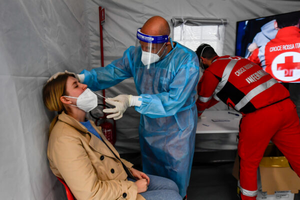 Tamponi gratis a Napoli, la Croce Rossa inaugura lo screening alla Stazione Centrale
