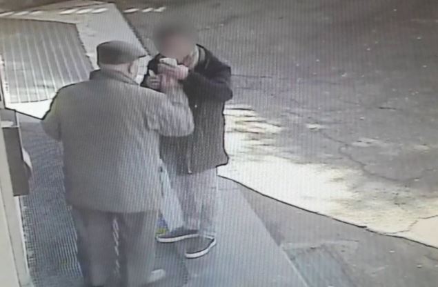 Anziano truffato fuori al supermercato: “Compra questi gioielli per 200 euro”