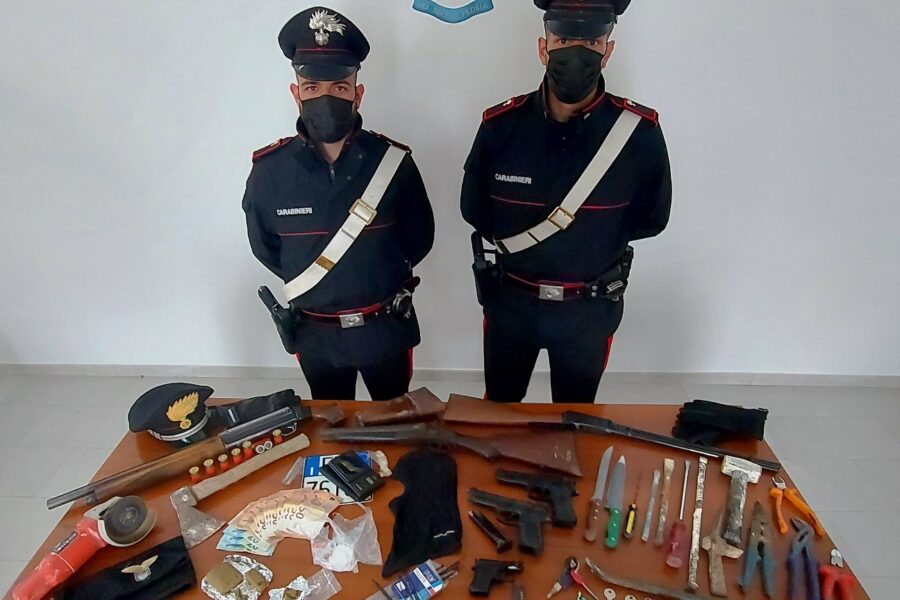 Armi clandestine in un casolare: 5 arresti ad Albano