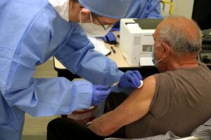 Vaccini, Figliuolo a ‘caccia’ di over 60: ancora scoperti 4,7 milioni di persone con iniezioni in calo