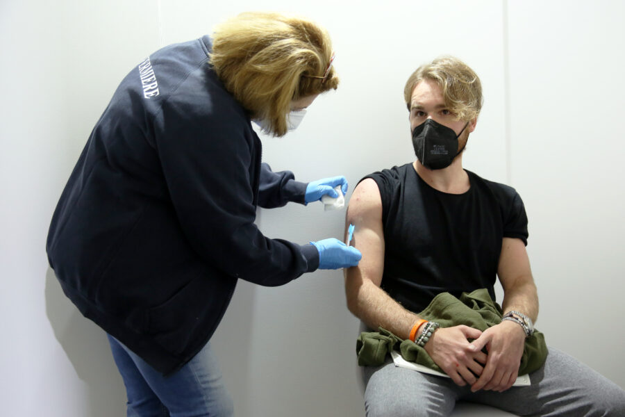 Napoli, tutto esaurito per l’open day vaccinale: da domani è il turno dei maturandi