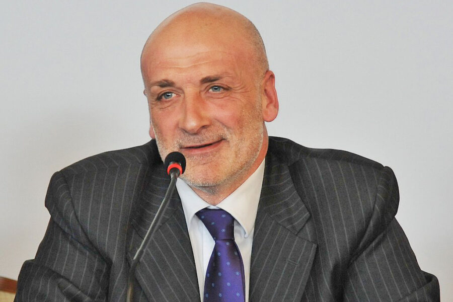 Gogna e gossip, pm e giornali distruggono la vita privata del sindaco Figliolia: “Ferita dignità miei cari”