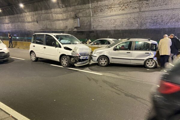 Napoli, schianto tra auto nella Galleria Laziale: una persona in ospedale