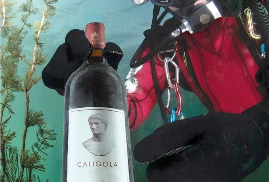 A Nemi ecco il vino di Caligola: affinato in botte e lasciato… sott’acqua come la nave romana per 24 mesi