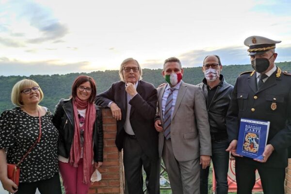 Vittorio Sgarbi a Nemi per il via della Biennale d’Arte