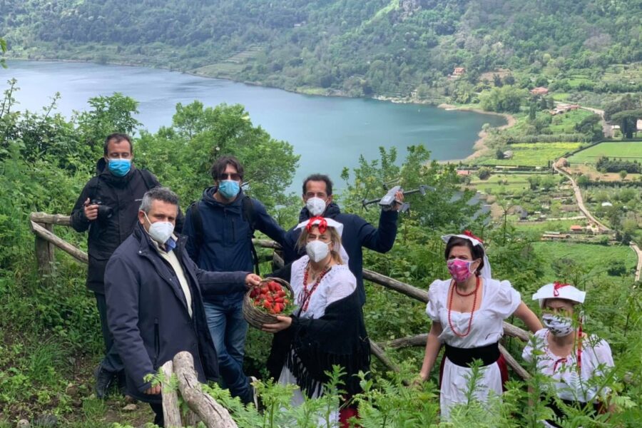 Nemi, al via la sagra delle fragole: il borgo si veste a festa