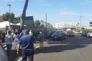 Vaccino, caos e file per il richiamo: a Cinecittà folla monster