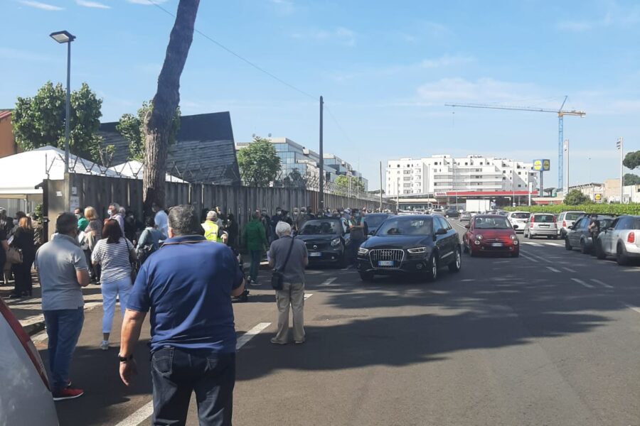 Vaccino, caos e file per il richiamo: a Cinecittà folla monster