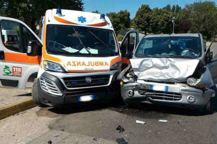 Incidente con l’ambulanza a Roma: ferito un automobilista