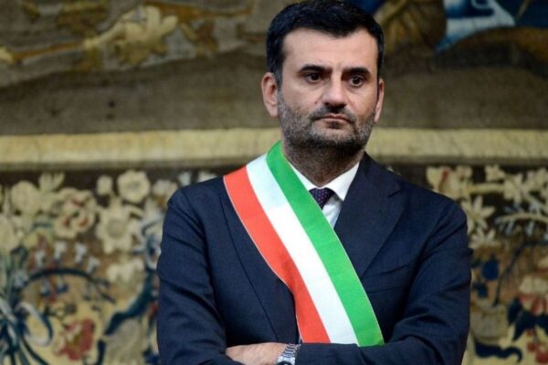 Risultati Europee, Decaro il più votato del PD con quasi mezzo milione di preferenze: “Una valanga”. Tra la folla: “Diventerai Presidente del Consiglio”