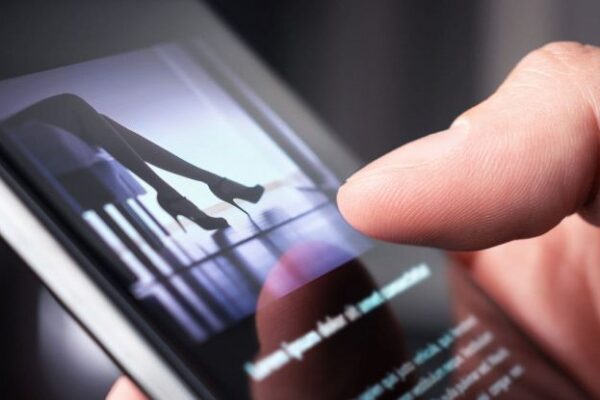 Foto intime sui social per vendetta, l’incubo vissuto da una ragazzina: “Vi prego aiutatemi”