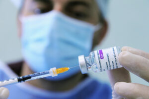 Vaccino, dal 17 prenotazioni anche dal medico di base