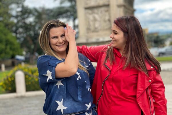 La storia di Angelica e Giada, non vedenti che “si guardano” attraverso la musica