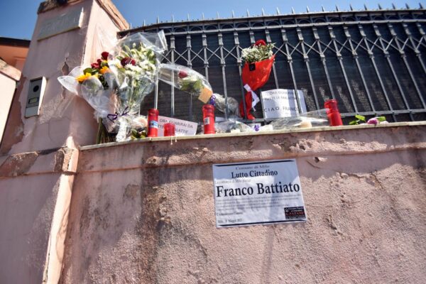 Funerali di Franco Battiato, vip e pochi intimi per l’ultimo saluto