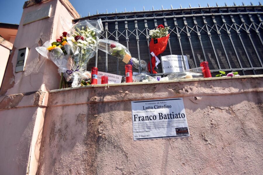 Funerali di Franco Battiato, vip e pochi intimi per l’ultimo saluto