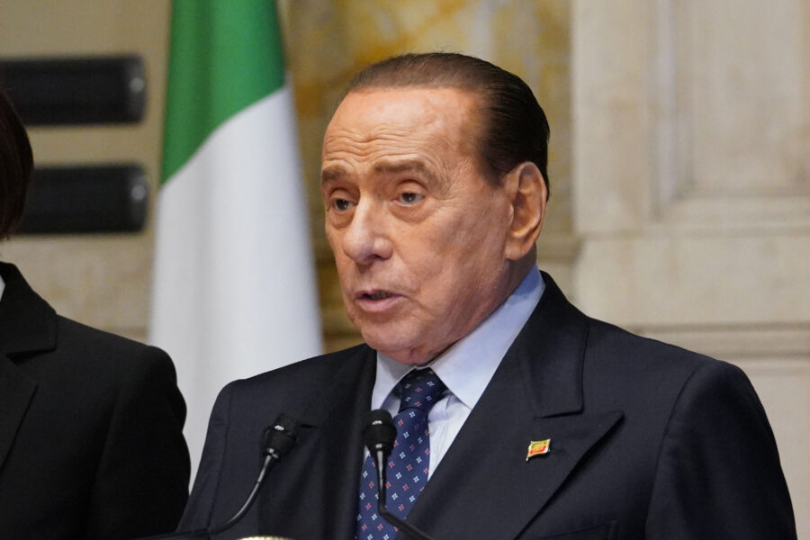Il Fatto ironizza sulla salute di Berlusconi: assolto ma torturato da anni