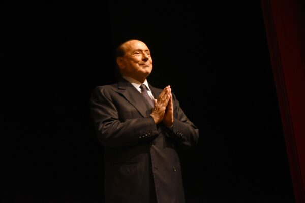 Il processo Ruby ter va avanti, Berlusconi sotto tiro nonostante le precarie condizioni di salute