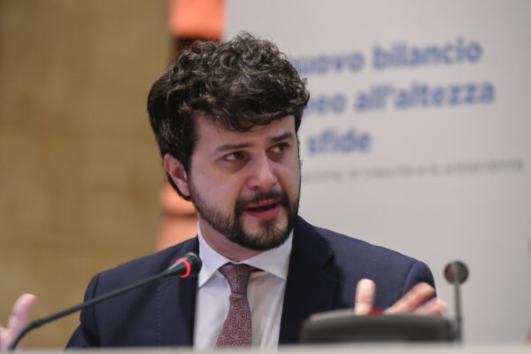 “I migranti muoiono, l’Europa non può aspettare”, intervista a Brando Benifei