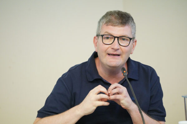 “Sull’immigrazione servono scelte coraggiose e lungimiranti, ma i governi hanno paura di perdere voti”, intervista a padre Camillo Ripamonti