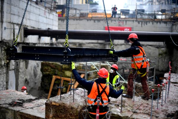 CANTIERE CANTIERI WEBUILD METRO METROPOLITANA LINEA M4 A MILANO OPERAIO OPERAI