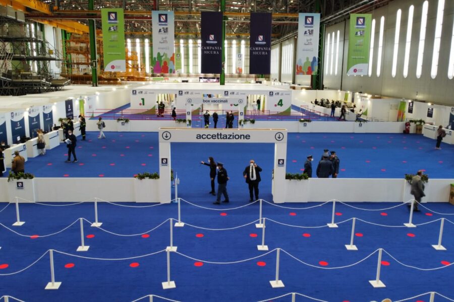 Chiude il centro vaccinale all’Atitech di Capodichino, De Luca: “Esempio di grande capacità organizzativa”