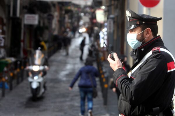 CARABINIERI CONTROLLANO IN VIA TOLEDO DURANTE IL PRIMO GIORNO DI ZONA ROSSA PER LE FESTE NATALIZIE A NAPOLI