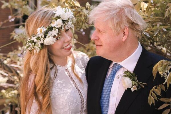 Chi è la moglie di Boris Johnson, Carrie Symonds: le foto dell’abito noleggiato per il matrimonio segreto