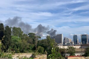 Napoli, incendio in un deposito di giocattoli: nube nera visibile a chilometri di distanza
