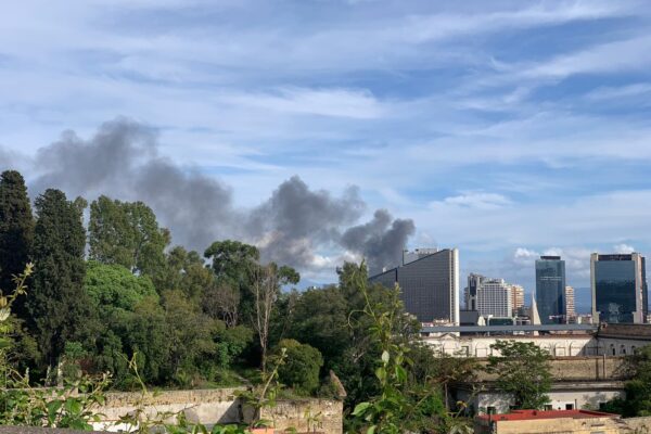 Napoli, incendio in un deposito di giocattoli: nube nera visibile a chilometri di distanza