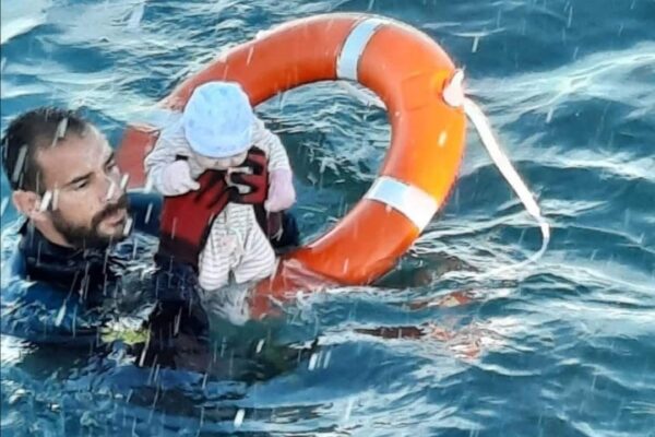 “Era freddo, non sapevo se era vivo”: l’agente e il neonato, la foto simbolo del dramma di Ceuta