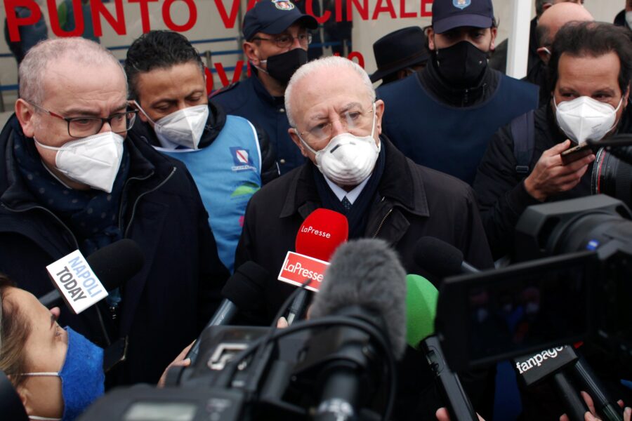 De Luca non vuole politici negli ospedali, ma lui ci va continuamente…