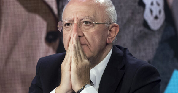 Variante Delta, l’allarme di De Luca: “18enni positivi dopo viaggio a Palma, renderei vaccino obbligatori”