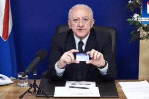 Bocciata la card vaccinale di De Luca, il governatore vittima delle sue fughe in avanti