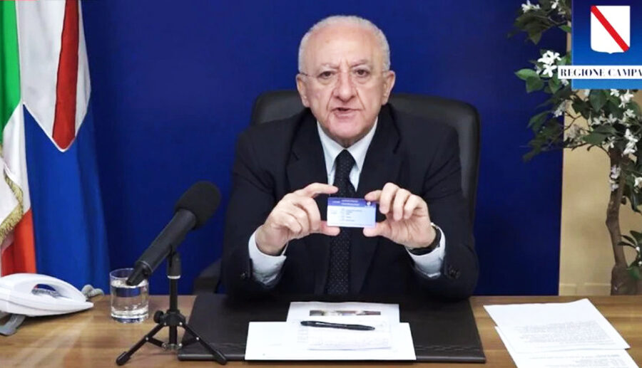 Bocciata la card vaccinale di De Luca, il governatore vittima delle sue fughe in avanti